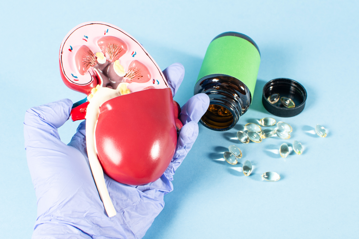 Can supplements cause kidney failure illustration showing supplement capsules and kidney health concept